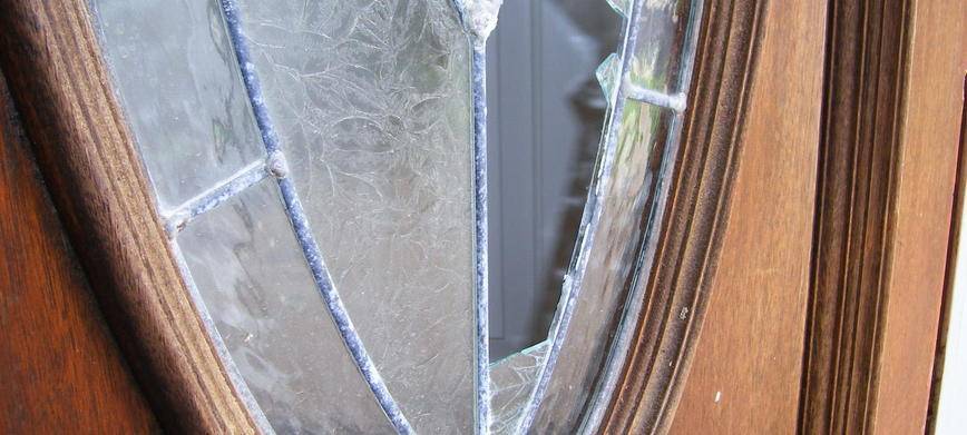 Ремонт межкомнатной двери: замена разбитого стекла